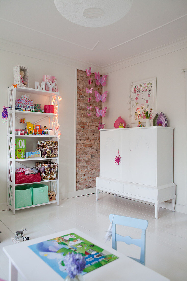 Strip of exposed brickwork in child's bedroom