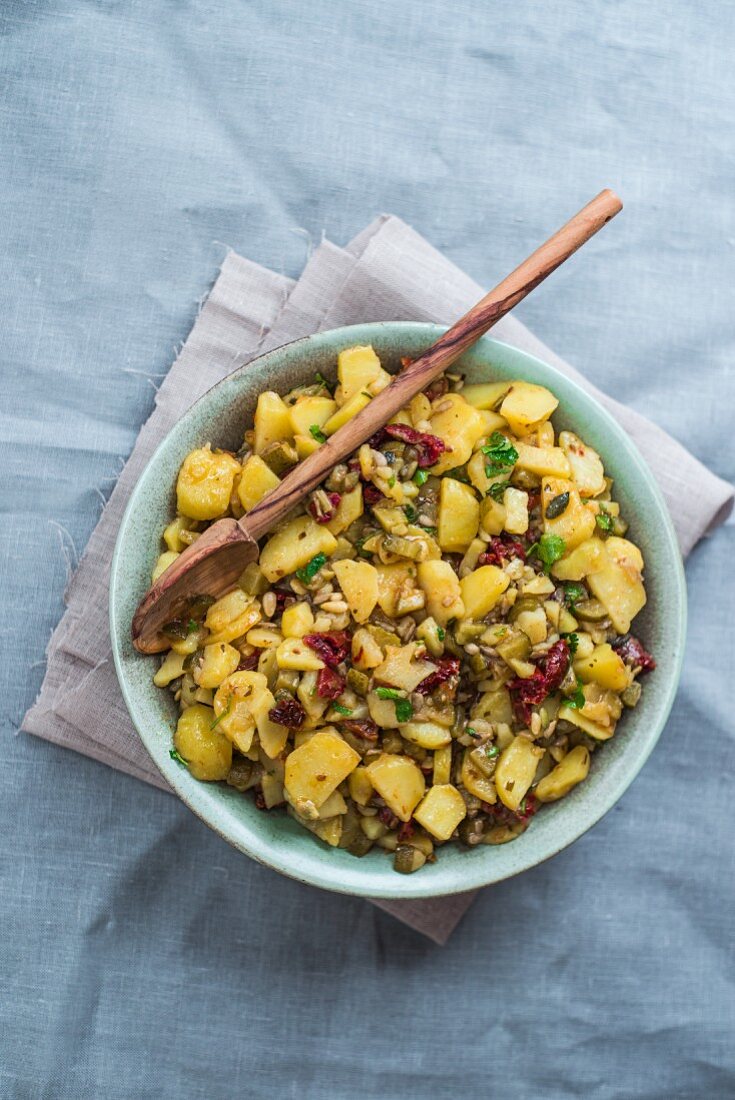 Kartoffelsalat mit getrockneten Tomaten