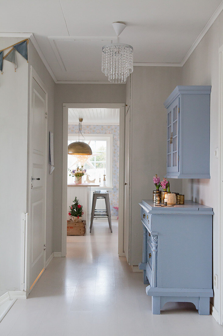 Blauer Küchenschrank im weißen Flur im skandinavischen Stil