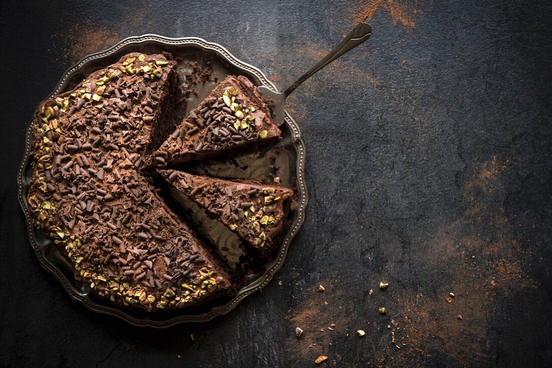 Hausgemachter Schokoladenkuchen auf Metallteller