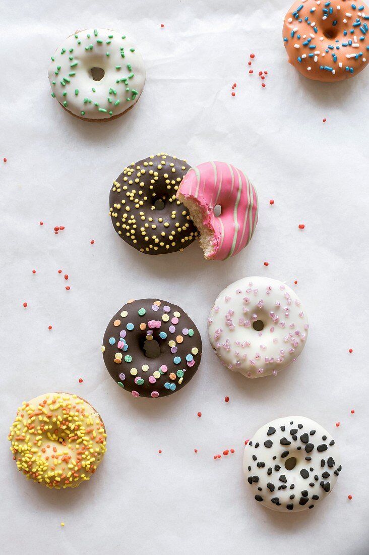 Mini-Donuts auf weißem Hintergrund