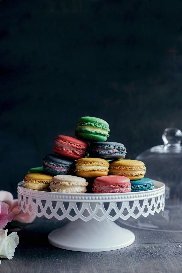 Bunte hausgemachte Macarons auf Tortenständer