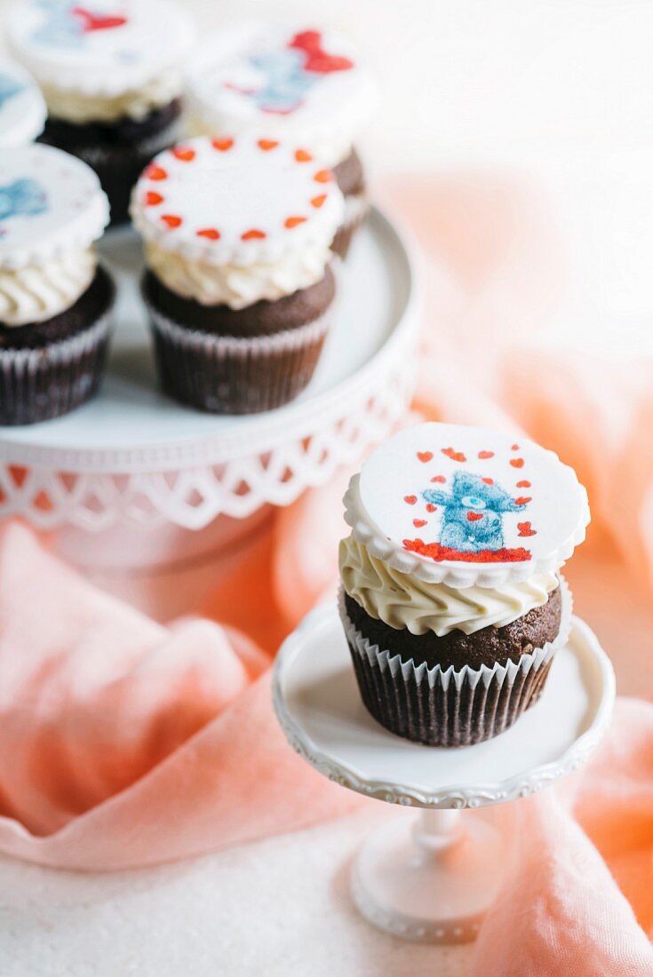Cupcakes mit Liebessymbolen zum Valentinstag