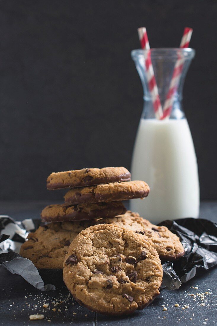 Hausgemachte Chocolatechip Cookies und Flasche Milch