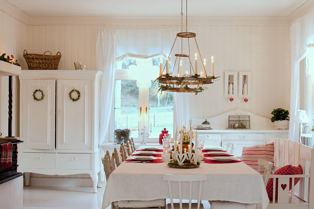 Weihnachtlich gedeckter Tisch im weißen Esszimmer im Landhausstil