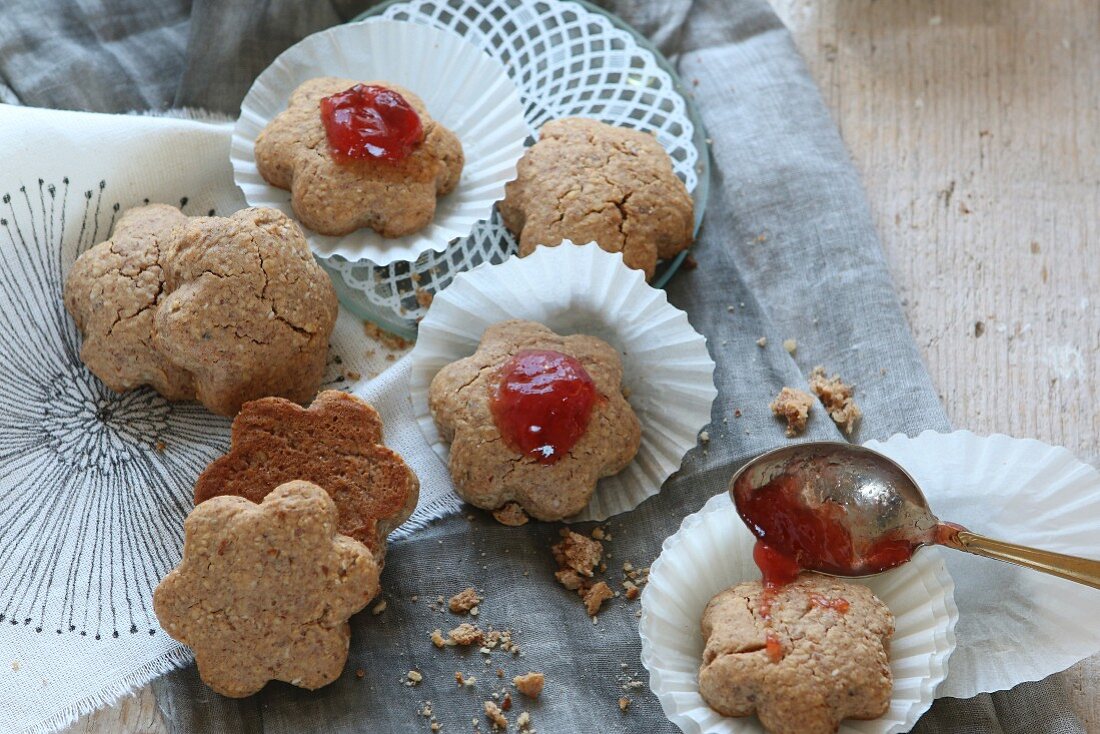 Glutenfreie Mürbeteigplätzchen mit einem Klecks Himbeermarmelade