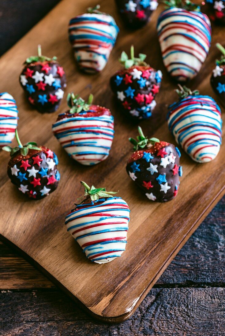 Erdbeeren mit Schokoladenglasur zum 4th Of July (USA)