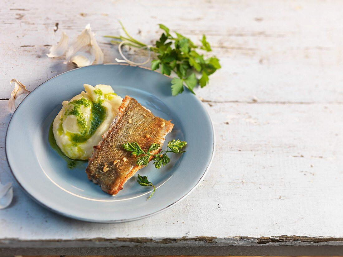 Schleienfilet mit Kartoffelpüree und Petersiliensauce