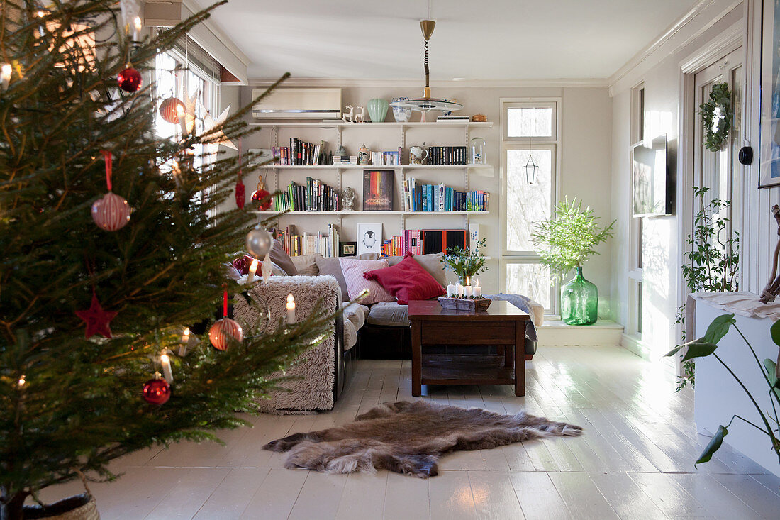 Weihnachtsbaum im Wohnzimmer mit weißem Dielenboden