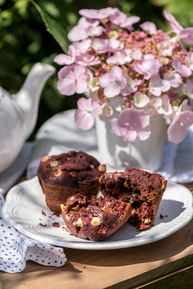 Schokoladenmuffins mit Rote-Bete und weissen Chocolate Chips