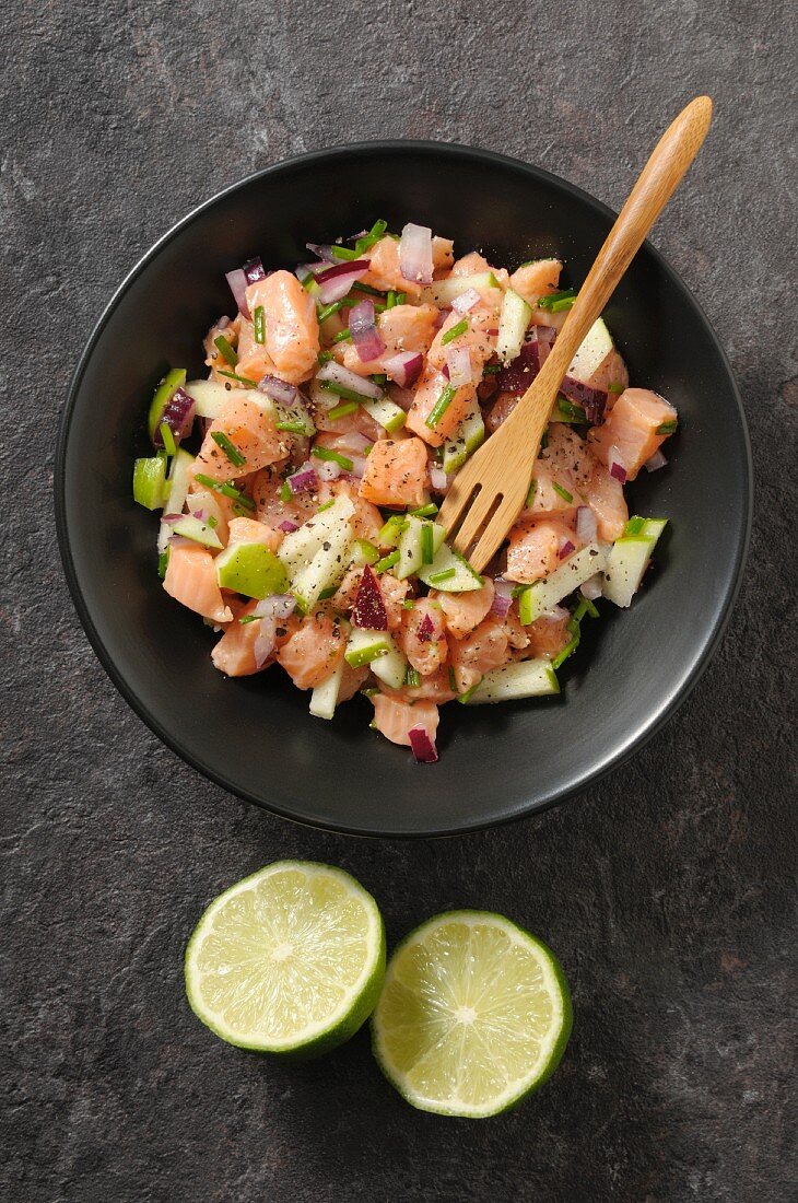 Lachstatar mit Apfel, Zwiebeln, Limetten und Schnittlauch