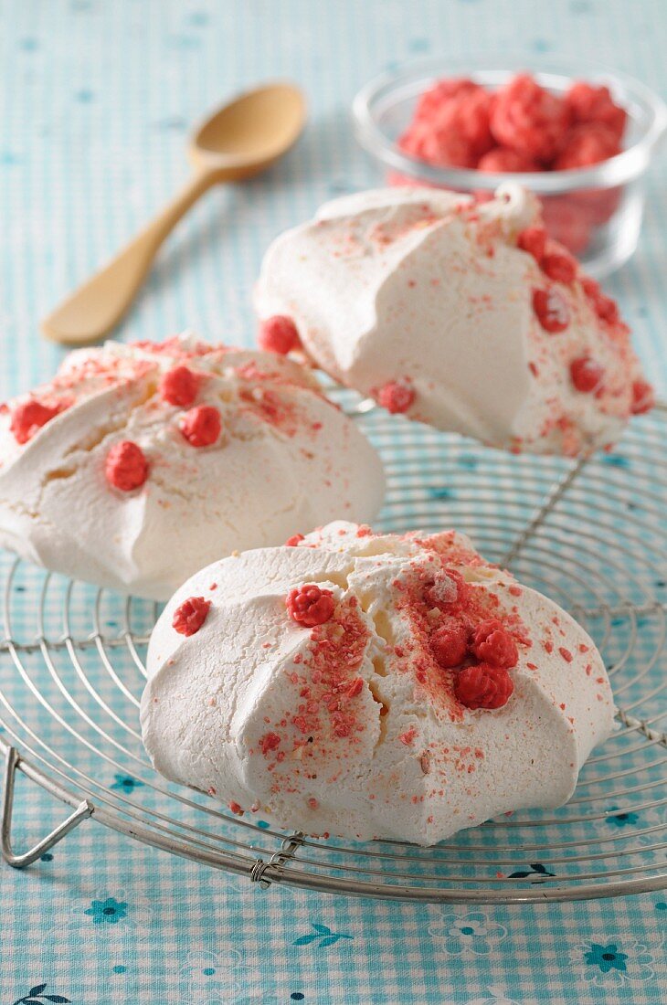 Meringues aux pralines roses (meringues with pink sugared almonds, France)