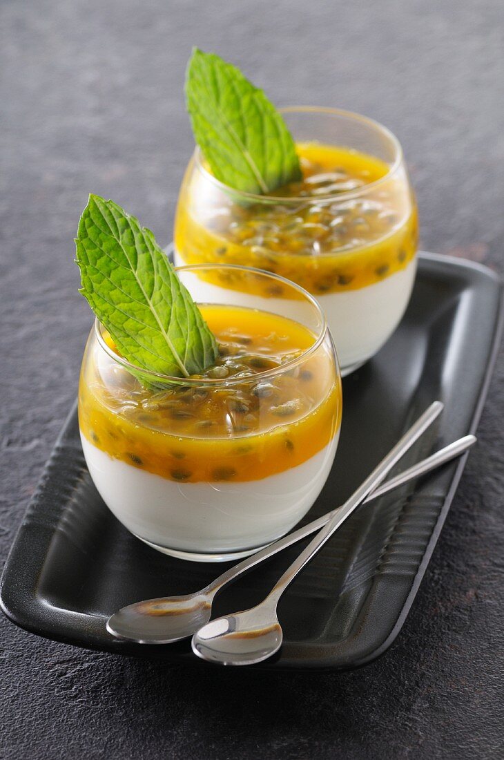 Panna Cotta mit Maracujasauce