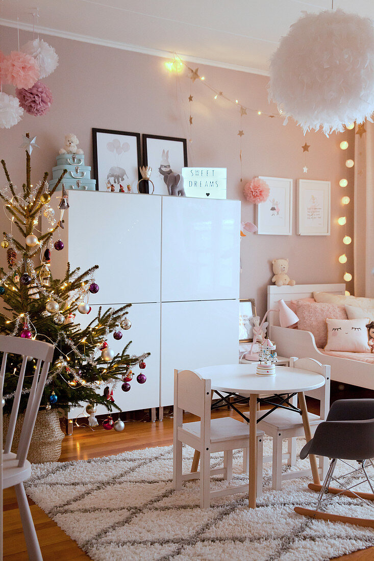 Weihnachtsbaum und Pompons im Kinderzimmer in Pudertönen