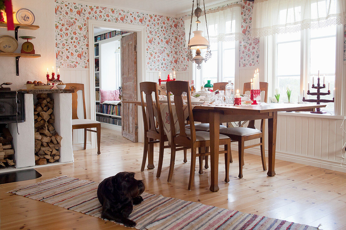 Hund auf dem Teppich im ländlichen Esszimmer