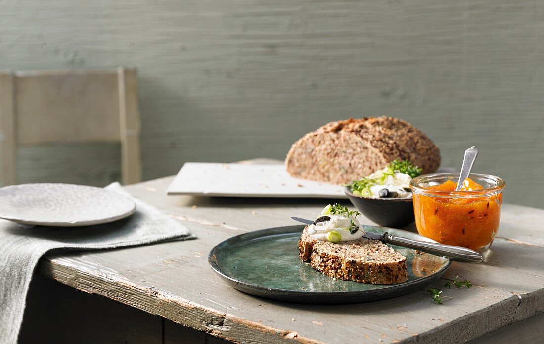 Quinoa-Saaten-Brot mit Bergkäsequark und Aprikosenkonfitüre mit Lavendelblüten