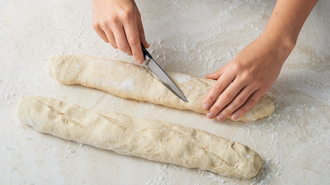Scoring baguettes on the top surface