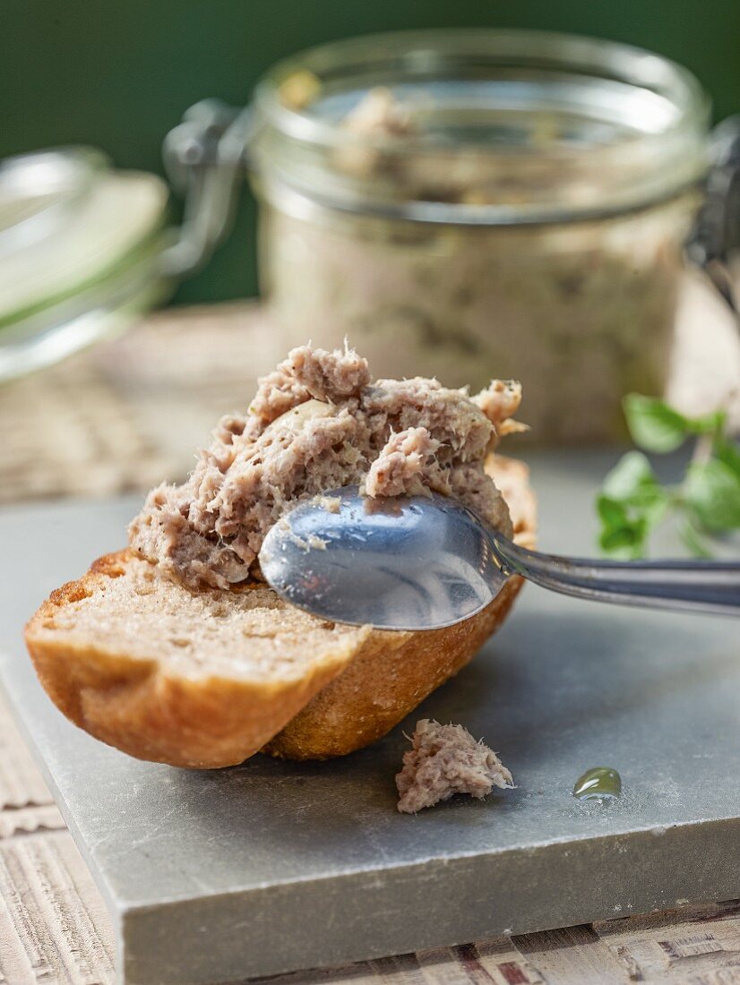 Selbst gemachte Leberwurst auf Brot