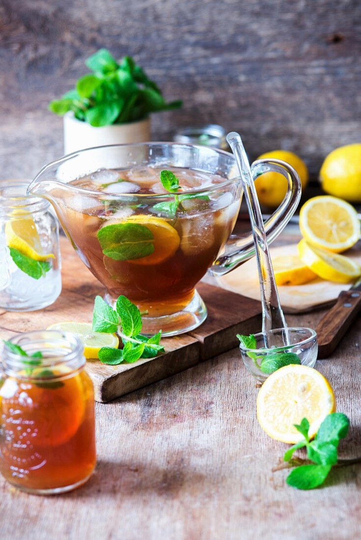 Iced tea with mint and lemon slices