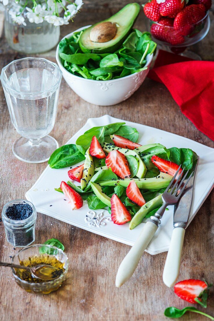 Spinach salad with strawberries, avocado and black sesame