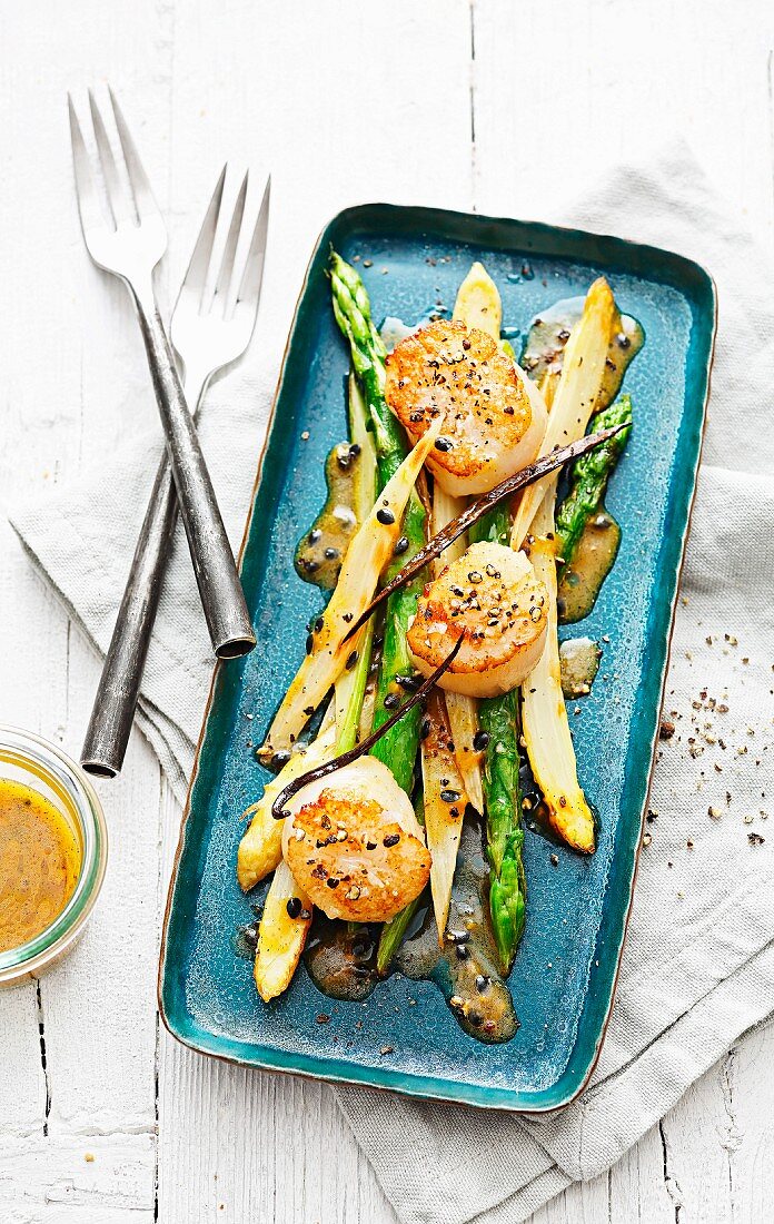 Asparagus and passion fruit salad with vanilla and pan-fried scallops