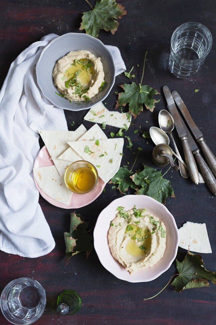 Hummus mit Fladenbrot (Aufsicht)