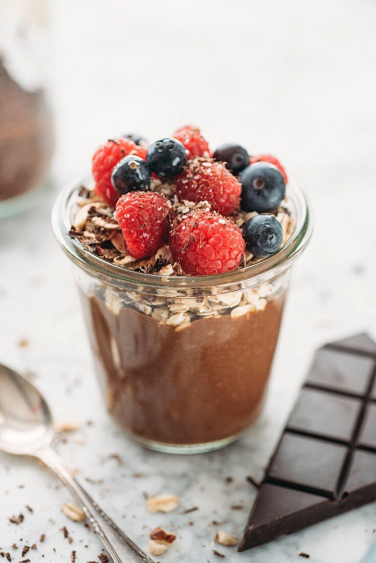 Veganer Kokos-Schokoladenjoghurt mit Haferflocken, Nüssen und Beeren