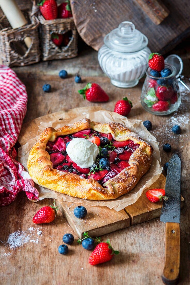 Beerenpie mit Erdbeeren, Heidelbeeren und Eis