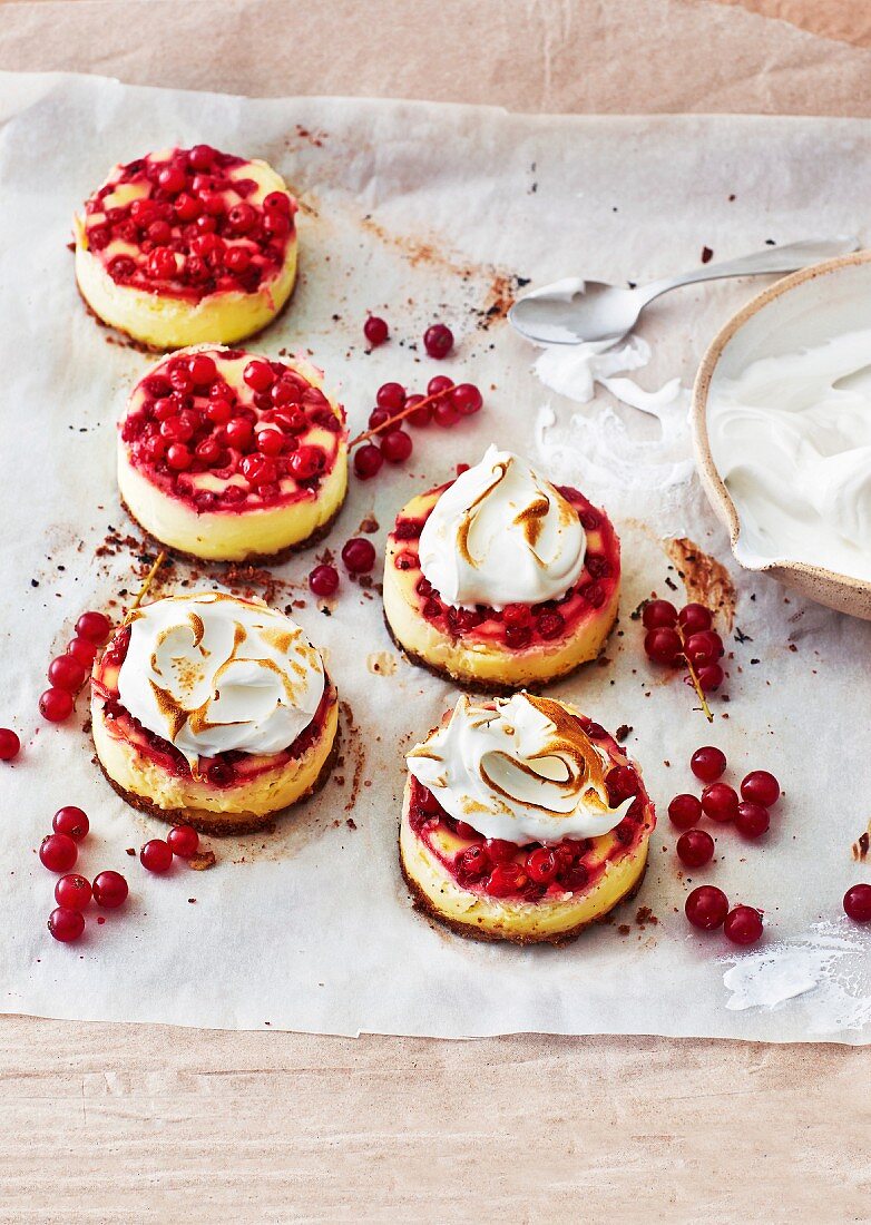 Mini-Käseküchlein mit Mascarpone & Johannisbeeren