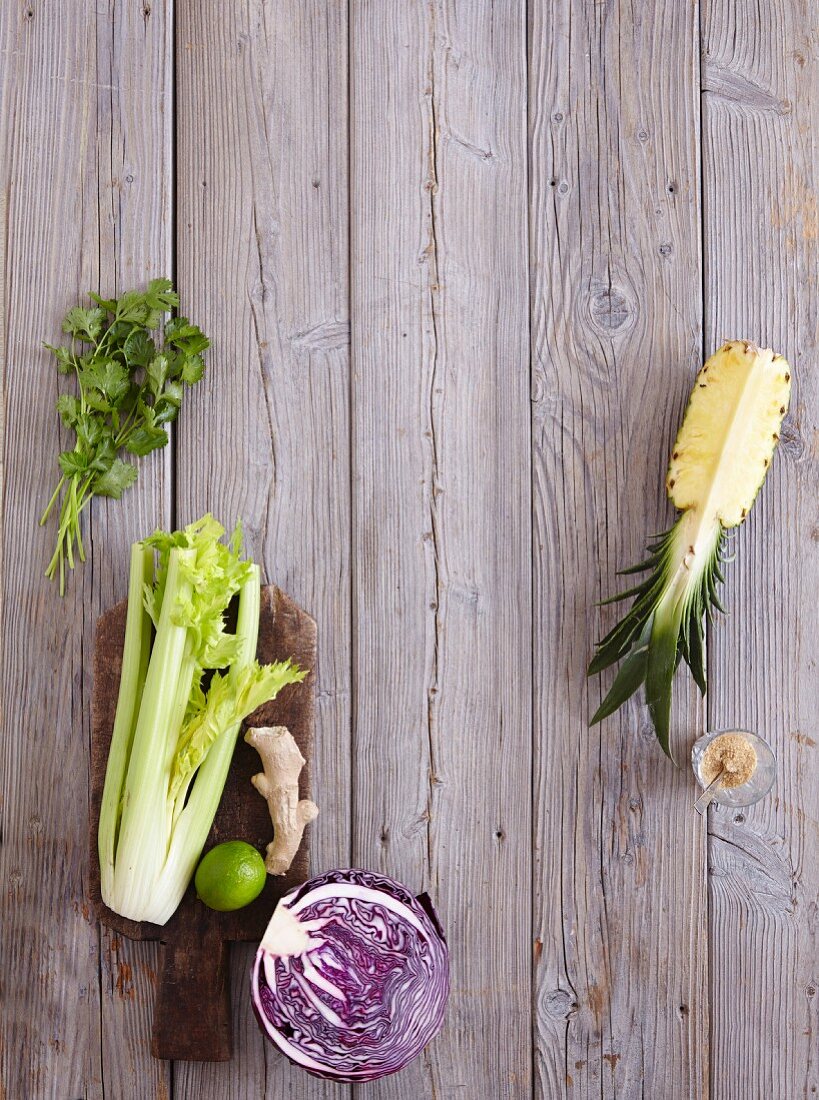 Staudensellerie, Rotkohl, Koriandergrün und Ananas