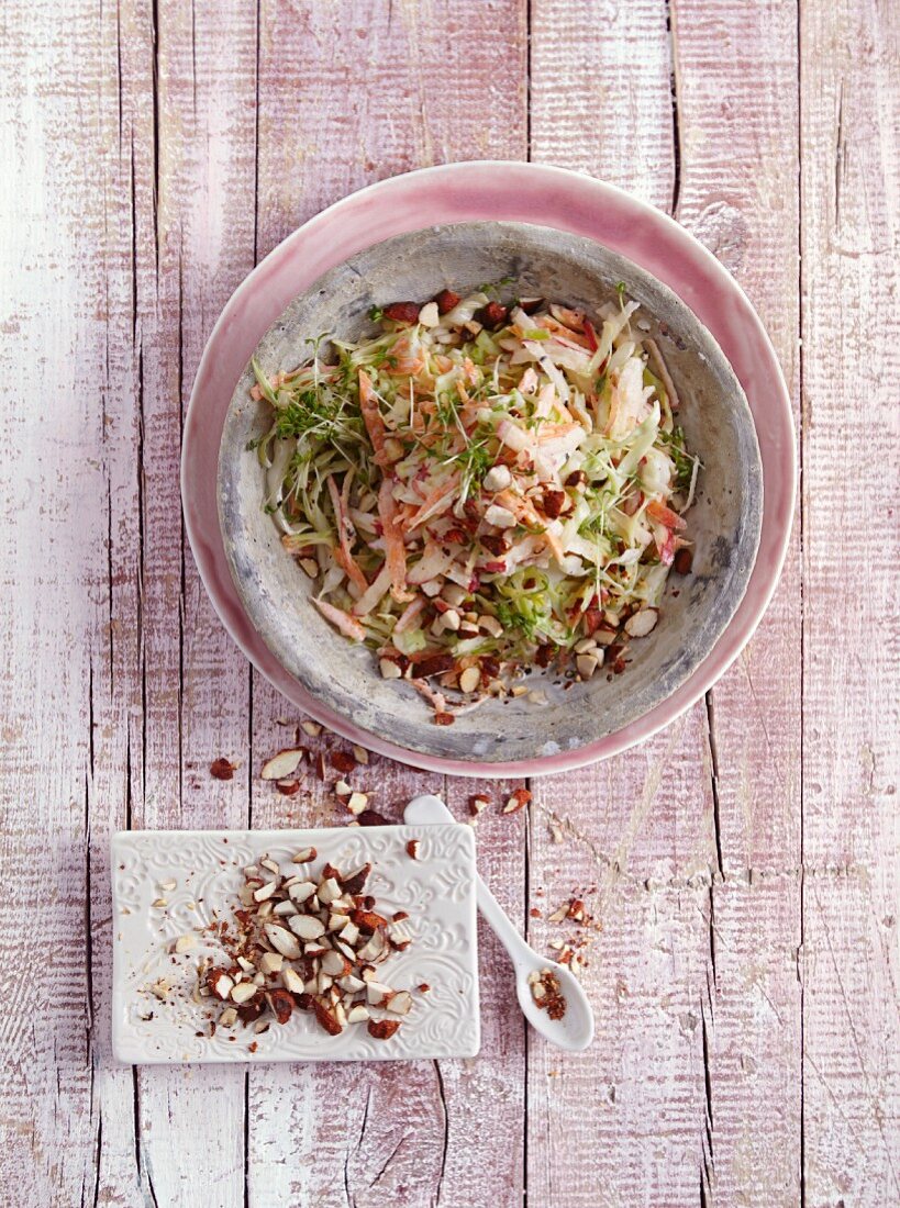 Spitzkohl-Möhren-Salat mit gerösteten, geräucherten Mandeln und Kresse - 'Early Spring Slaw'