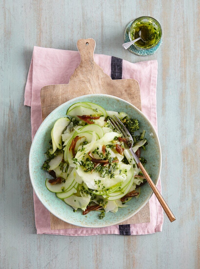 Kohlrabisalat mit grünem Apfel und Walnüssen - 'Green King'