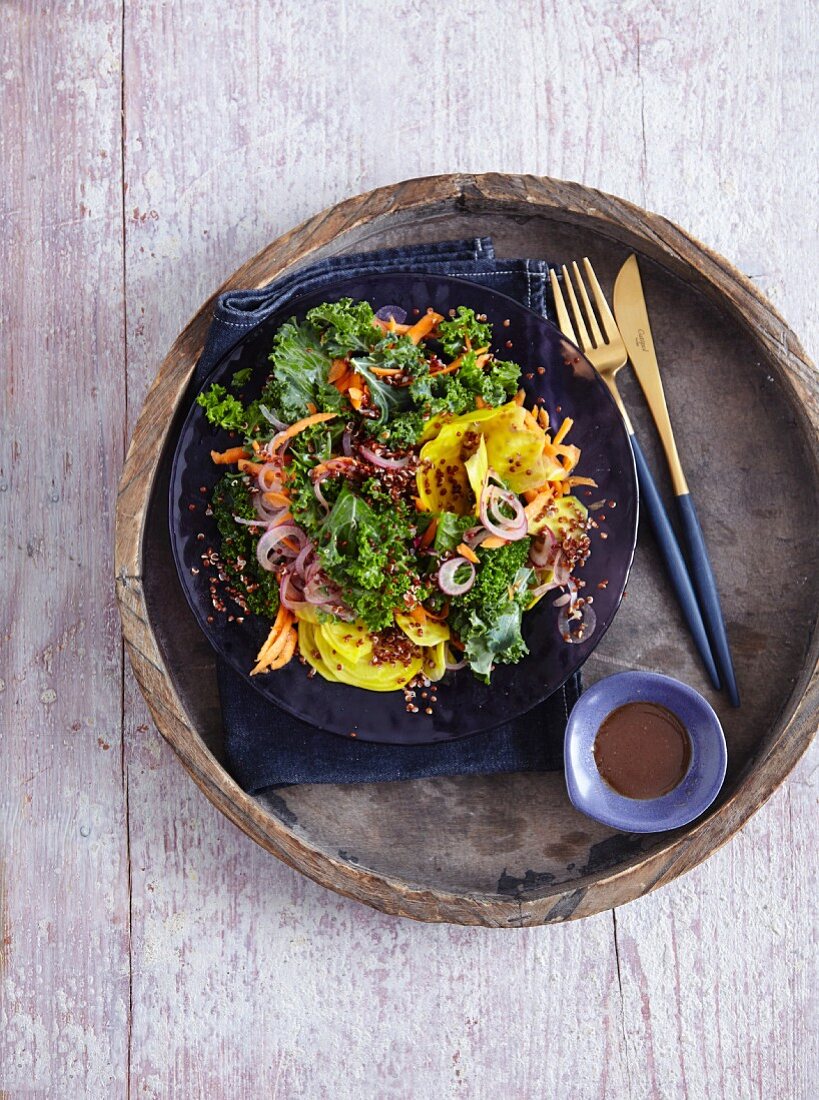 Grünkohlsalat mit Gelber Bete und Möhre - 'Grünes Biest'