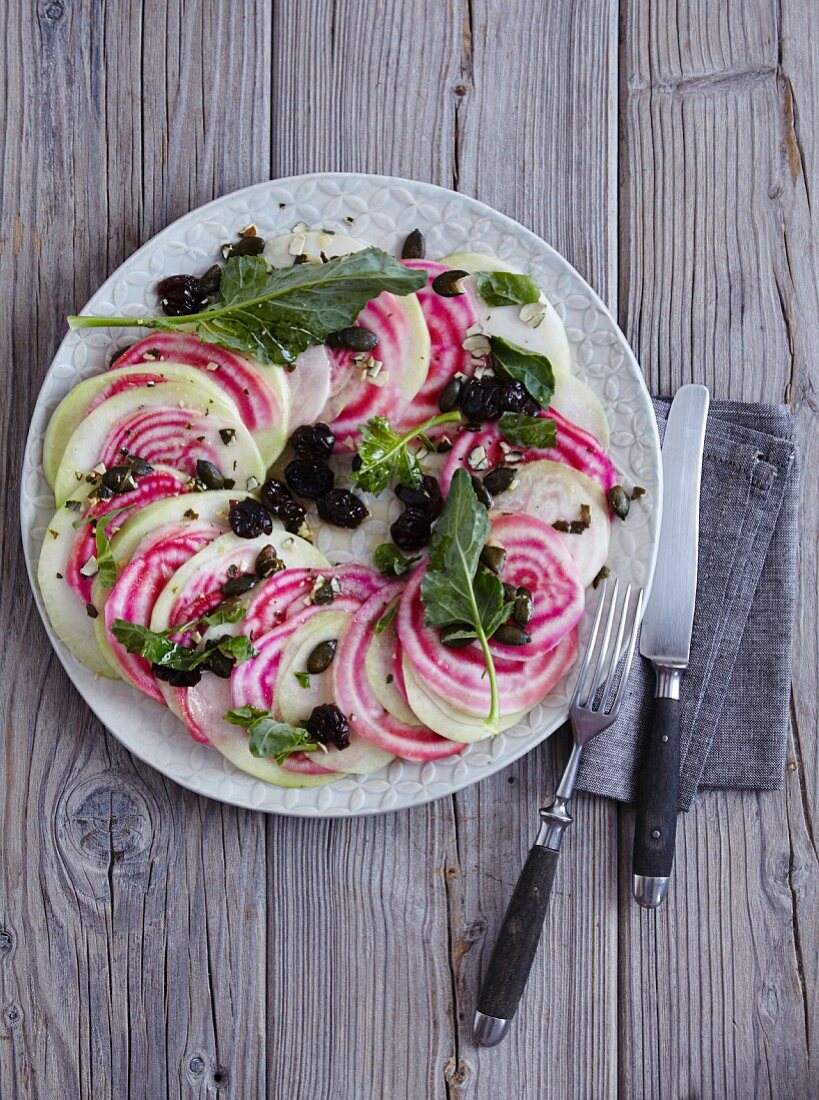 Ringelbete-Kohlrabi-Salat mit getrockneten Sauerkirschen - 'Rosa Ringelreihen'