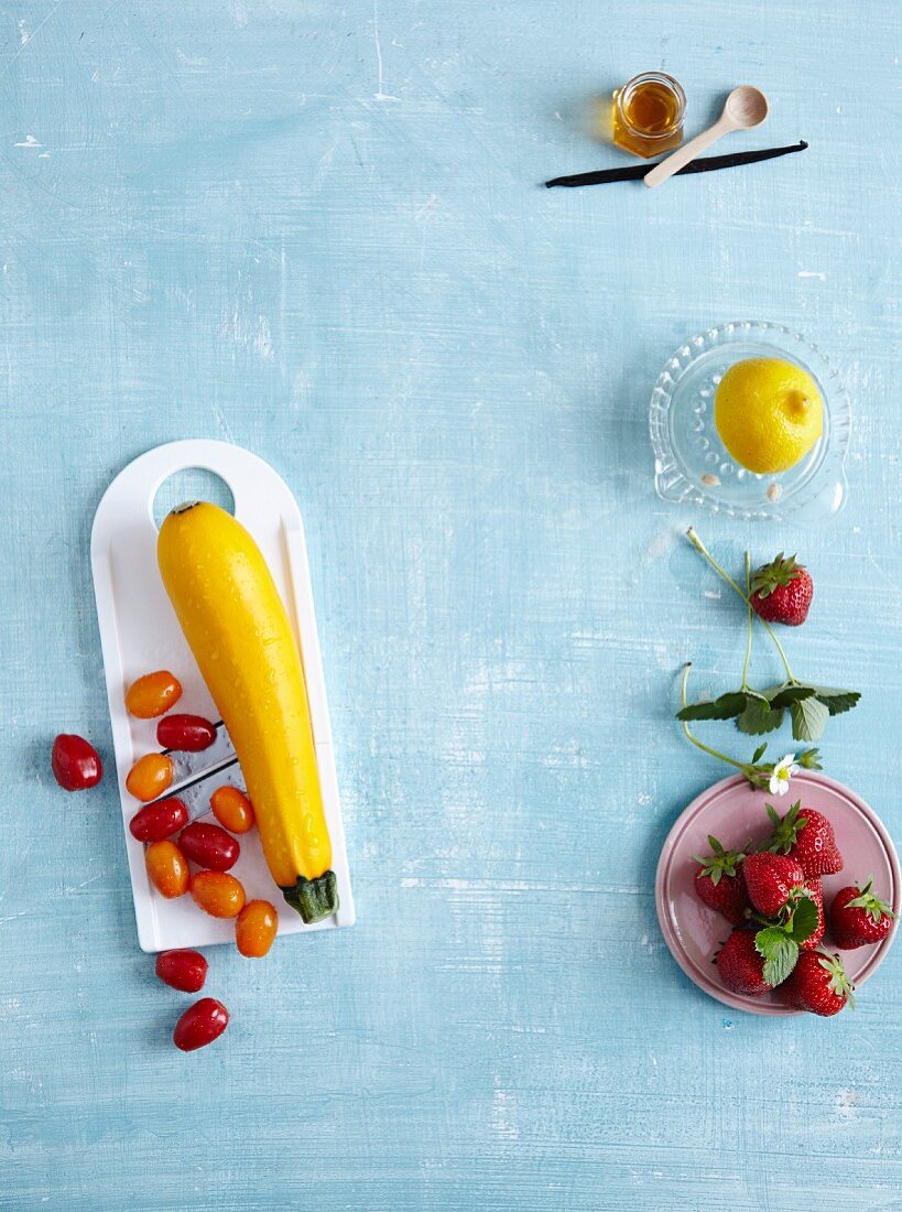 Gelbe Zucchini, Cocktailtomaten und Erdbeeren