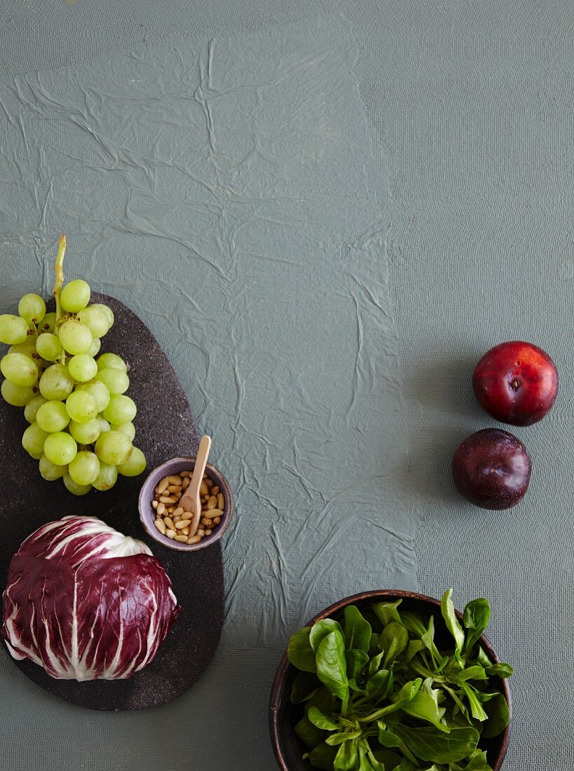 Feldsalat, Radicchio, Weintrauben und Pflaumen