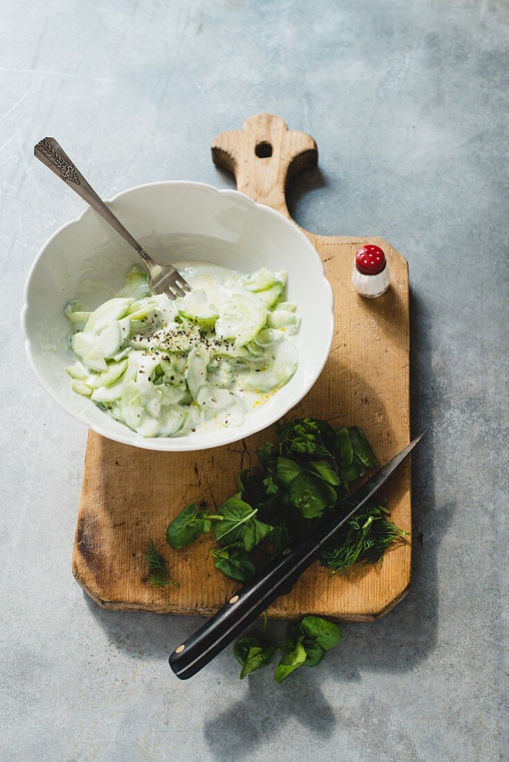 Gurkensalat mit Wiesenkräutern und Joghurtsauce