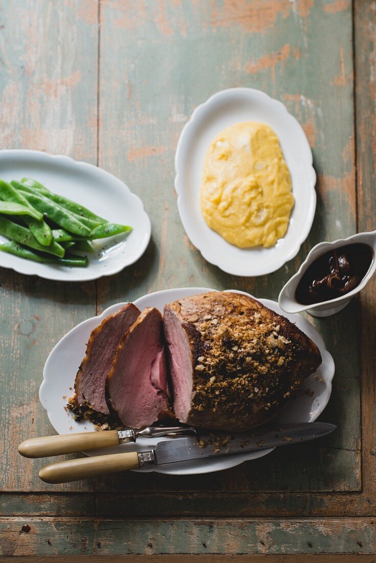 Kalbsbraten mit Wacholderkruste dazu Bohnen und Polenta