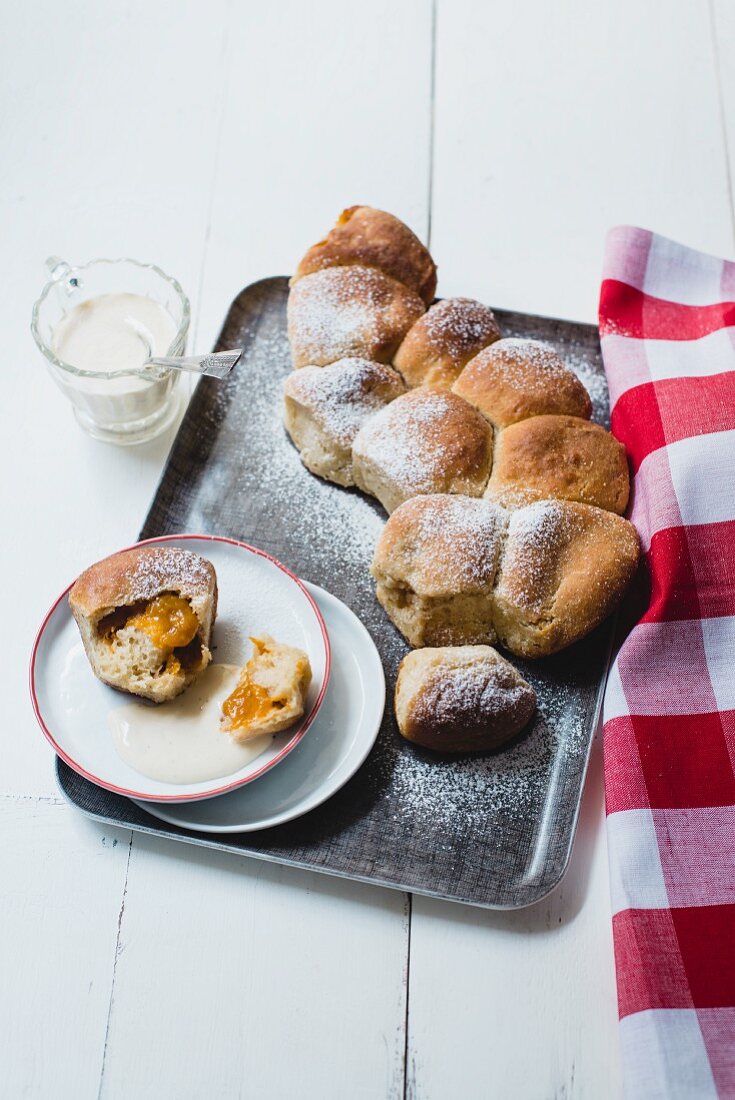 Dinkelbuchteln mit Marillen-Powidl