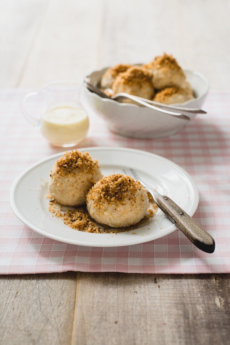 Zwetschgenknödel mit Butterbröseln