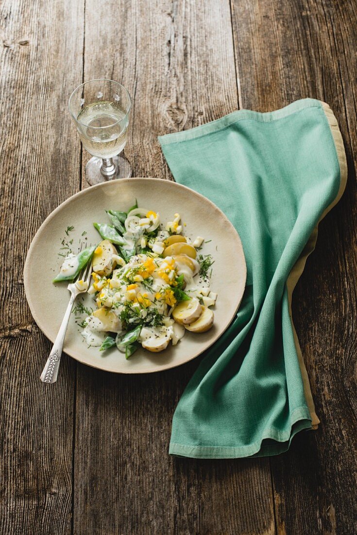 Fisolensalat mit Ei, Kartoffeln, Sauerrahm und Dill