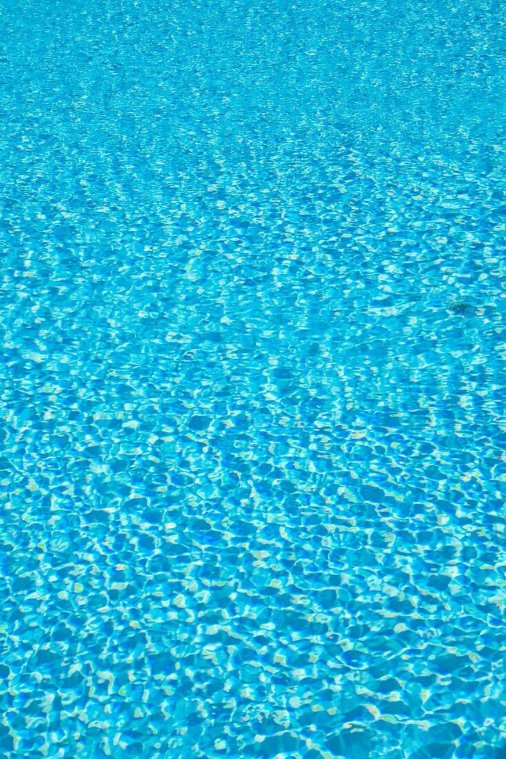 Reflexionen auf dem Wasser im blauen Swimming-Pool