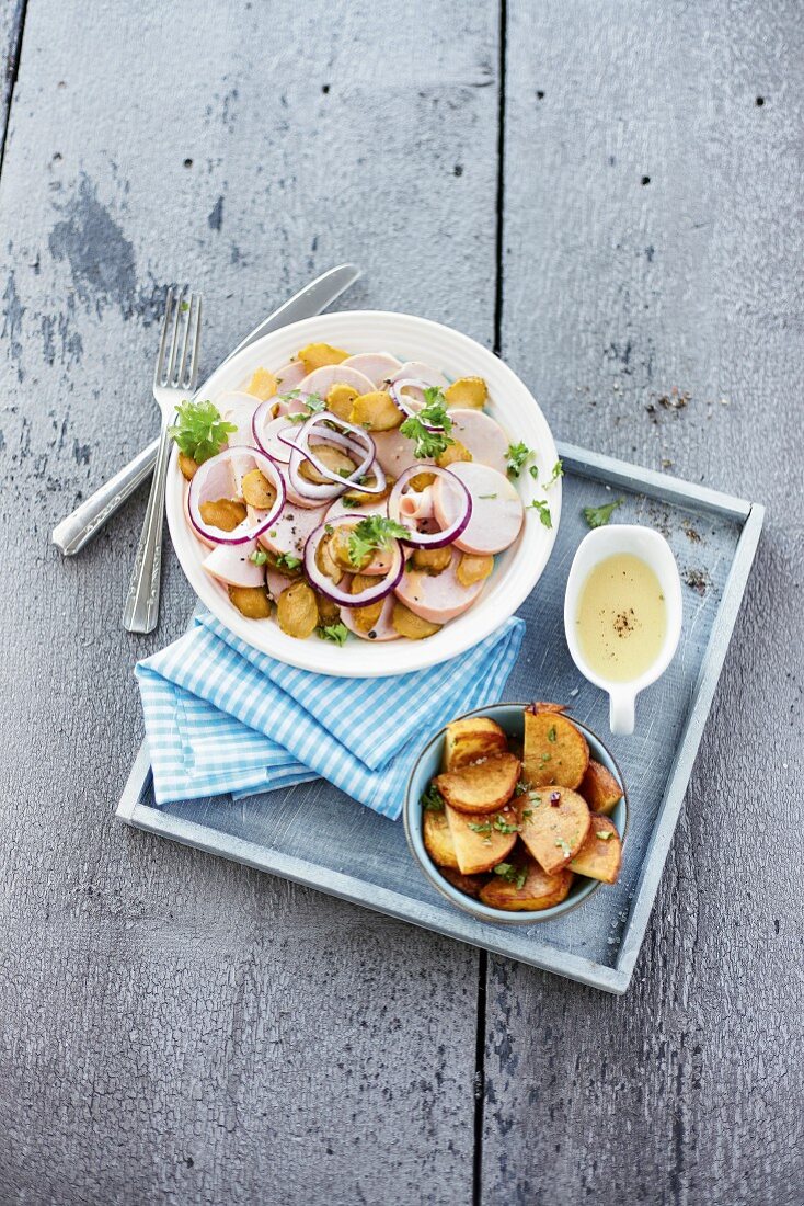 Bayerischer Wurstsalat mit Bratkartoffeln