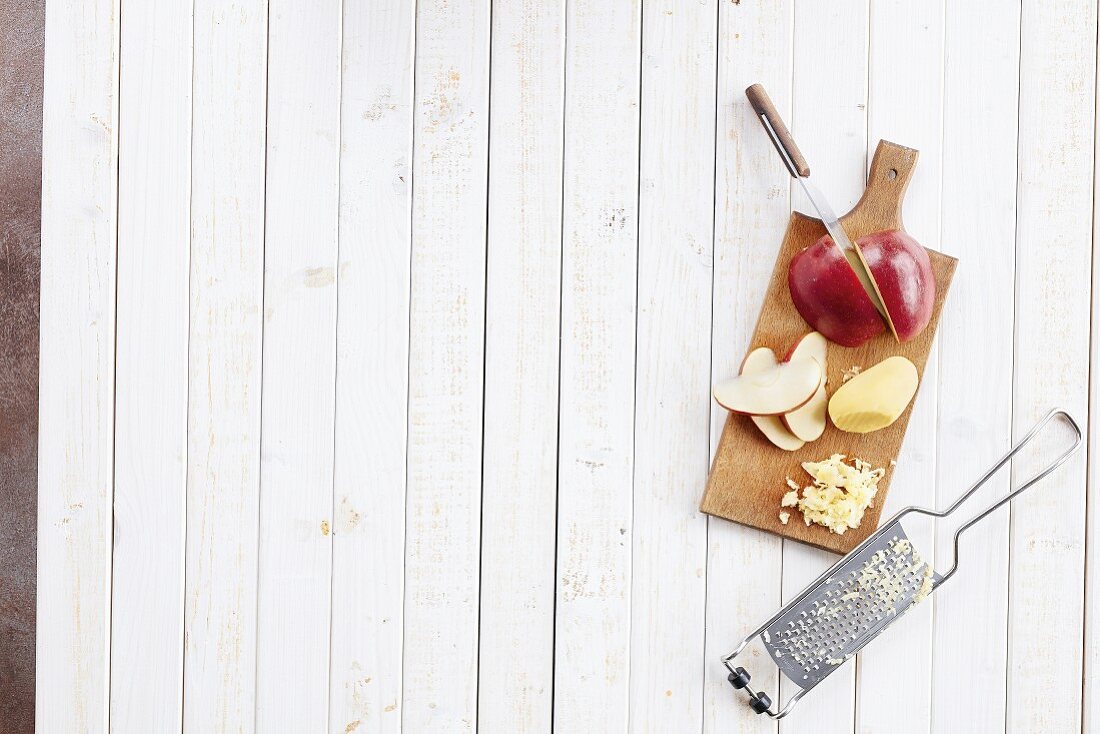 Ingredients for potato soup with roasted apple slices