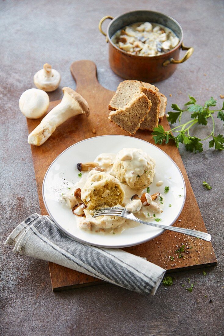 Semmelknödel mit Rahmpilzen