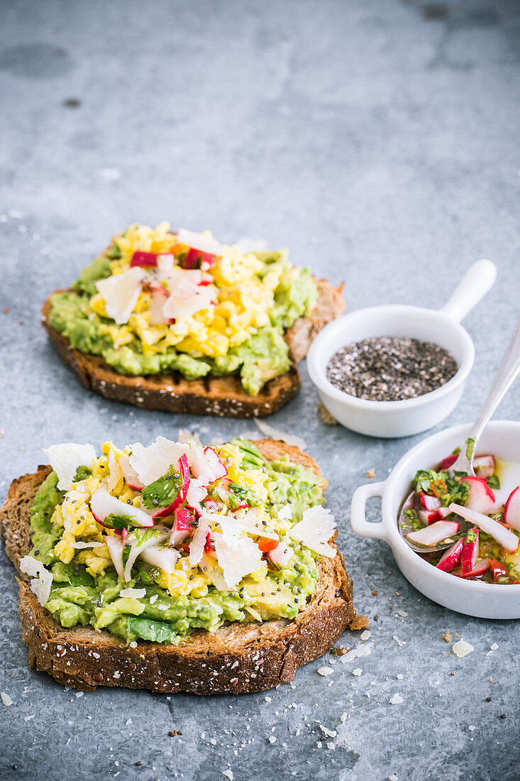 Toast with scrambled eggs, radishes and chia seeds