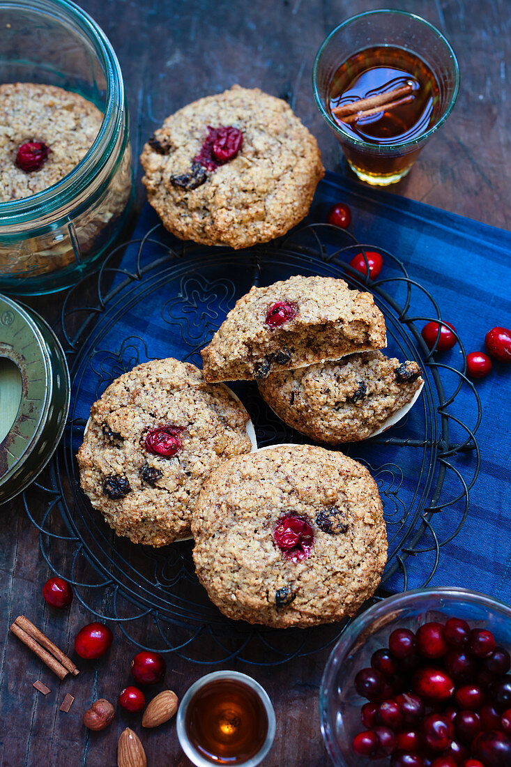 Gingerbread with cranberries and almonds