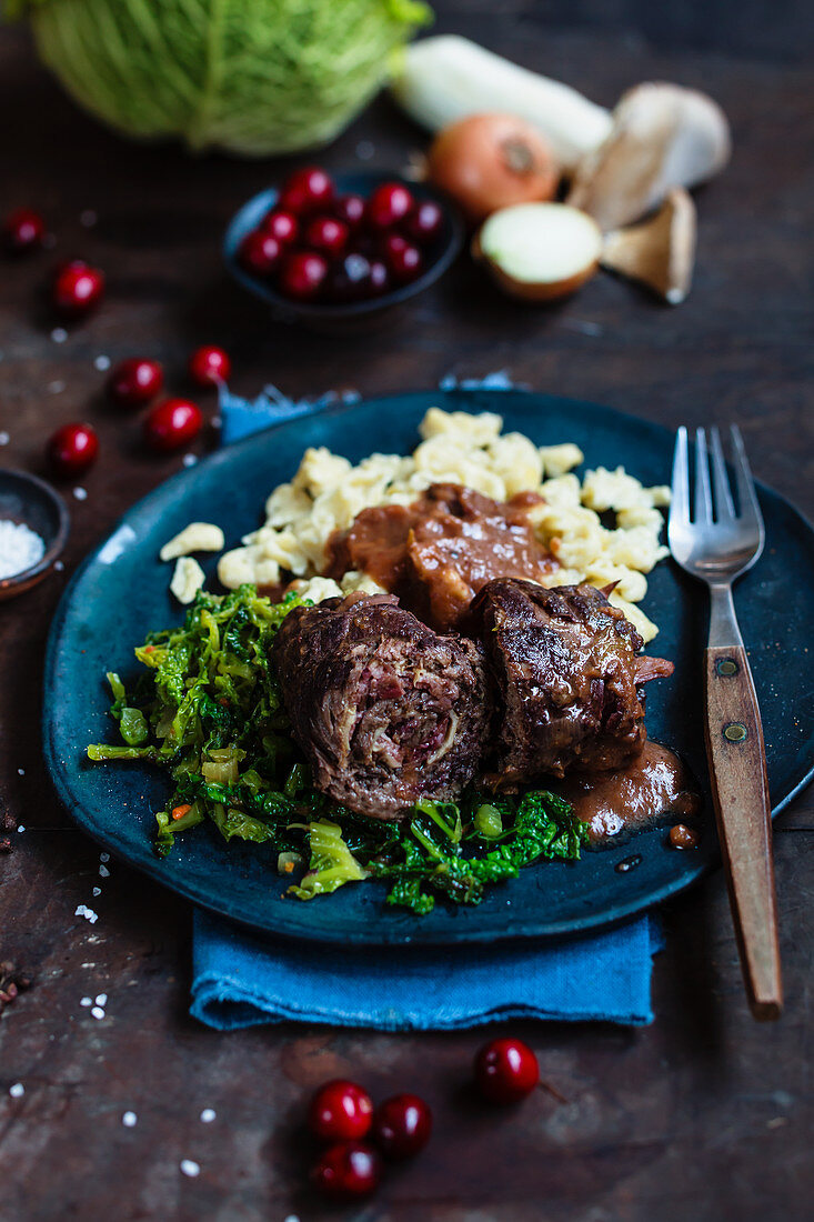 Cranberry-Rouladen mit Dinkelspätzle und Wirsinggemüse