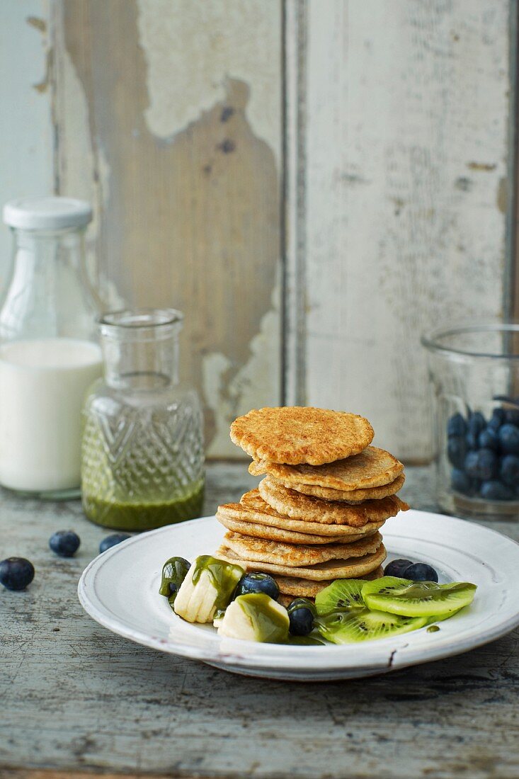 Kokos-Pancakes mit grünem Sirup