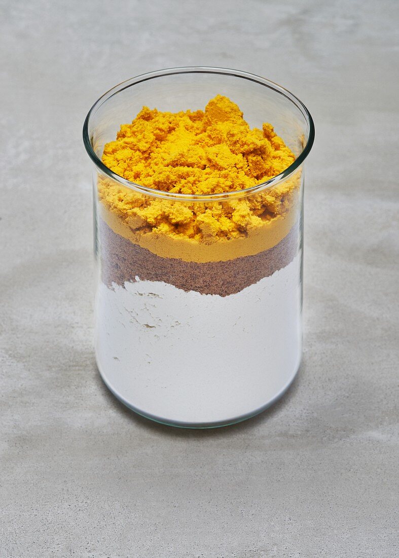 A dry baking mixture for an algae gugelhupf in a glass jar